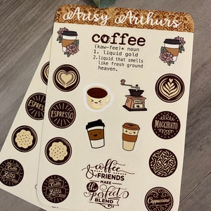 Pu&ograve; includere: Un set di adesivi con illustrazioni e testo a tema caff&egrave;. Gli adesivi sono su sfondo bianco con accenti marroni. Il testo include la parola "caff&egrave;" e la frase "il caff&egrave; e gli amici fanno la miscela perfetta".