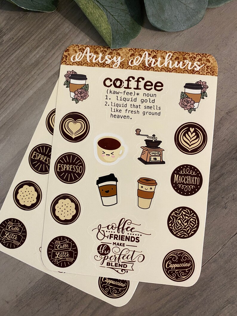 Pu&ograve; includere: Un set di adesivi con illustrazioni e testo a tema caff&egrave;. Gli adesivi sono su sfondo bianco con accenti marroni. Il testo include la parola "caff&egrave;" e la frase "il caff&egrave; e gli amici fanno la miscela perfetta".