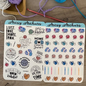 Peut inclure: Deux feuilles d'autocollants sur le th&egrave;me du crochet. Les autocollants pr&eacute;sentent des pelotes de laine color&eacute;es, des crochets &agrave; crochet et des citations inspirantes sur le crochet. Le texte sur les autocollants comprend "Just one more row", "Time to unwind", "Home is where the yarn is", "I'm hooked on crochet", "Crocheting is my cardio", et "When life gets tough take one row at a time".