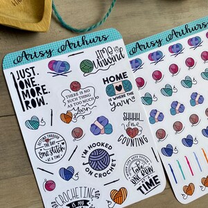 Peut inclure: Un ensemble d'autocollants sur le th&egrave;me du crochet de couleurs vives avec des phrases comme "Just One More Row", "I'm Hooked on Crochet", et "Crocheting is my Cardio".