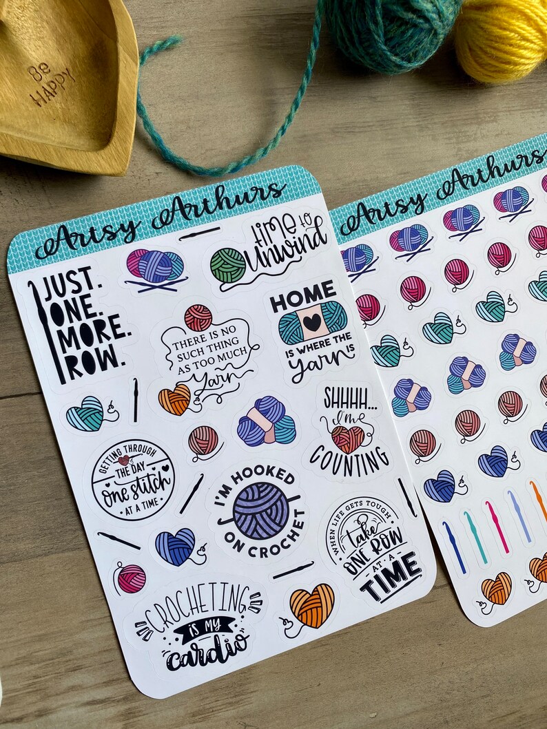 Peut inclure: Un ensemble d'autocollants sur le th&egrave;me du crochet de couleurs vives avec des phrases comme "Just One More Row", "I'm Hooked on Crochet", et "Crocheting is my Cardio".