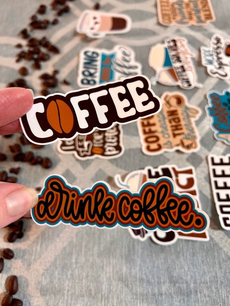 以下が含まれることがあります： コーヒーをテーマにしたステッカーのセット。様々なデザインがあり、「COFFEE」にはコーヒー豆、「drink coffee」はカラフルな手書き風、「COFFEE is cheaper than therapy」などがあります。