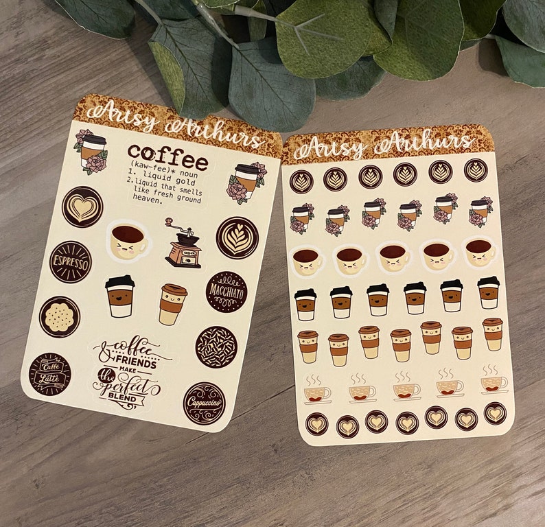 Pu&ograve; includere: Due fogli di adesivi a tema caff&egrave;. Il primo foglio contiene una definizione di caff&egrave;, un macinacaff&egrave;, una tazza di caff&egrave;, un chicco di caff&egrave;, un latte, un cappuccino, un macchiato e una citazione sul caff&egrave;. Il secondo foglio contiene una variet&agrave; di tazze da caff&egrave;, chicchi di caff&egrave; e cuori.
