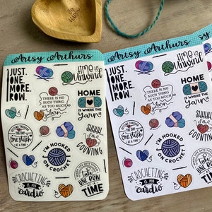 Peut inclure: Deux feuilles d'autocollants sur le th&egrave;me du crochet. Les autocollants pr&eacute;sentent des illustrations color&eacute;es de pelotes de laine, d'aiguilles et de c&oelig;urs. Le texte sur les autocollants comprend des phrases comme "Juste une rang&eacute;e de plus", "Temps de se d&eacute;tendre", "La maison est l&agrave; o&ugrave; est le fil", "Je suis accro au crochet" et "Le crochet est mon cardio".
