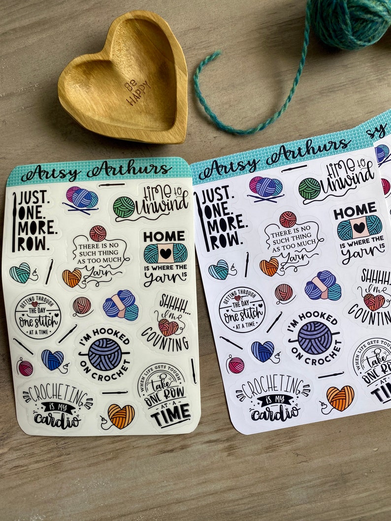 Peut inclure: Deux feuilles d'autocollants sur le th&egrave;me du crochet. Les autocollants pr&eacute;sentent des illustrations color&eacute;es de pelotes de laine, d'aiguilles et de c&oelig;urs. Le texte sur les autocollants comprend des phrases comme "Juste une rang&eacute;e de plus", "Temps de se d&eacute;tendre", "La maison est l&agrave; o&ugrave; est le fil", "Je suis accro au crochet" et "Le crochet est mon cardio".