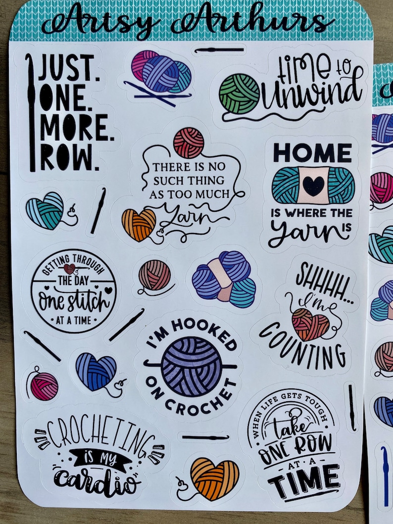 Peut inclure: Une feuille d'autocollants color&eacute;s avec diff&eacute;rents motifs et dictons li&eacute;s au crochet. Les autocollants pr&eacute;sentent des pelotes de laine, des crochets &agrave; crochet et des phrases comme "Juste une rang&eacute;e de plus", "Temps de se d&eacute;tendre" et "Le crochet est mon cardio".