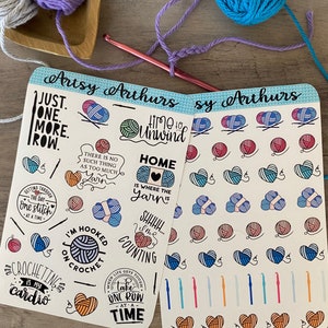 Peut inclure: Deux feuilles d'autocollants sur le th&egrave;me du crochet. Les autocollants pr&eacute;sentent des pelotes de laine color&eacute;es, des c&oelig;urs, des crochets et des citations inspirantes comme "Just one more row" et "Time to unwind".