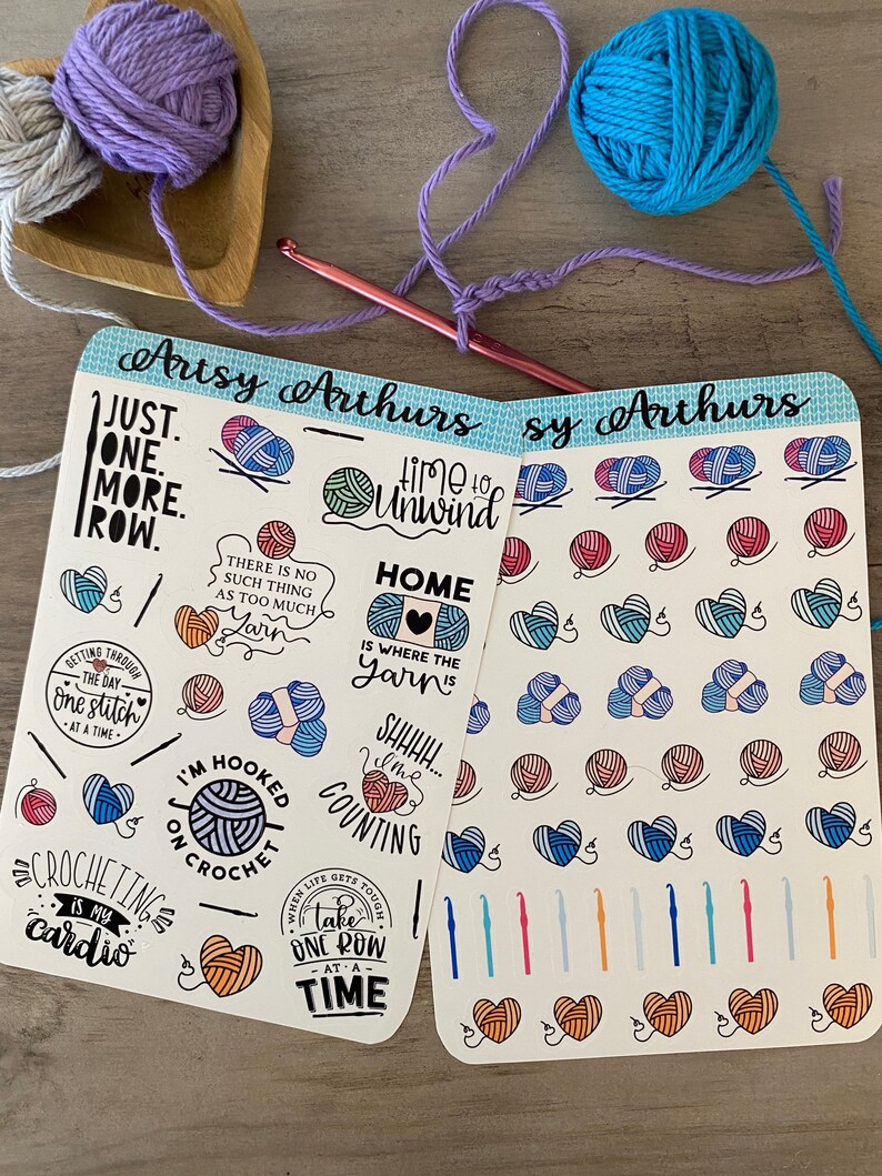 Peut inclure: Deux feuilles d'autocollants sur le th&egrave;me du crochet. Les autocollants pr&eacute;sentent des pelotes de laine color&eacute;es, des c&oelig;urs, des crochets et des citations inspirantes comme "Just one more row" et "Time to unwind".