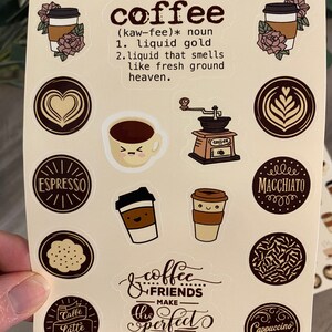 Pu&ograve; includere: Un set di 12 adesivi a tema caff&egrave; con illustrazioni di tazze di caff&egrave;, chicchi di caff&egrave;, un macinacaff&egrave; e il testo "coffee" e "coffee friends make the perfect blend".