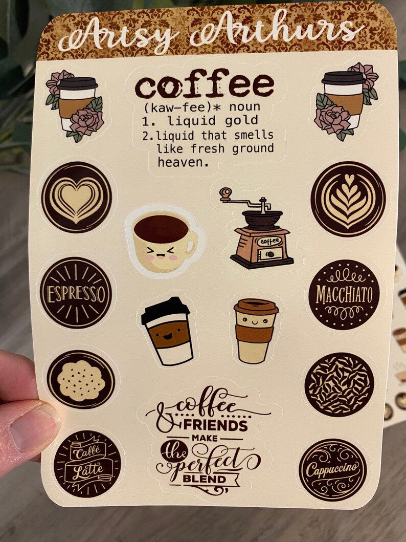 Pu&ograve; includere: Un set di 12 adesivi a tema caff&egrave; con illustrazioni di tazze di caff&egrave;, chicchi di caff&egrave;, un macinacaff&egrave; e il testo "coffee" e "coffee friends make the perfect blend".