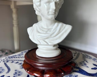 Ornate solid wood round riser for Ginger jars, lamps, etc.