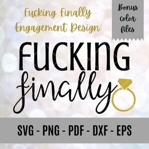 Könnte beinhalten: Ein digitales Design mit dem Text "Fucking Finally Engagement Design" in Schwarz und Gold. Das Wort "FUCKING" ist fett gedruckt, und "finally" ist kursiv geschrieben. Eine goldene Grafik eines Verlobungsrings ist enthalten. Dateiformate: SVG, PNG, PDF, DXF, EPS.