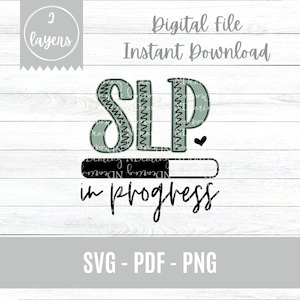 Op de afbeelding: Een digitaal bestand om te downloaden van een groene en zwarte afbeelding met de tekst "SLP in uitvoering" met een voortgangsbalk en een hart. De afbeelding is op een witte houten achtergrond.