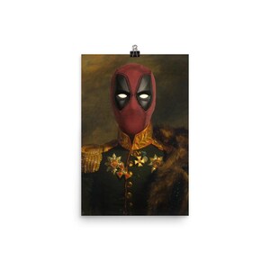 Puede incluir: Póster que presenta a Deadpool con uniforme militar. La máscara roja del personaje contrasta con el uniforme verde oscuro, adornado con adornos dorados, medallas y un cuello de piel. El fondo tiene una estética vintage.