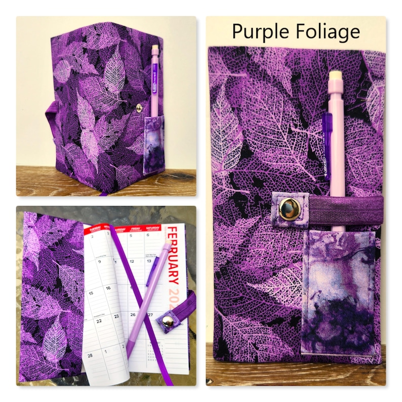 Op de afbeelding: Een stoffen plannerhoes met een paars bladskeletpatroon op een zwarte achtergrond. De hoes bevat een penlus, een klein zakje en een drukknoopsluiting. De tekst Purple Foliage is zichtbaar. Een kalender is in de hoes geplaatst.