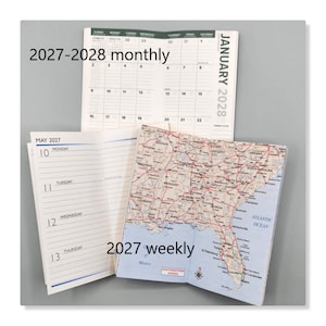 Op de afbeelding: Een maandplanner voor 2027-2028 en een weekplanner voor 2027 worden getoond. De maandplanner toont een rooster voor januari 2028. De weekplanner heeft een kaart van de zuidoostelijke Verenigde Staten op de omslag en gelinieerde pagina's.