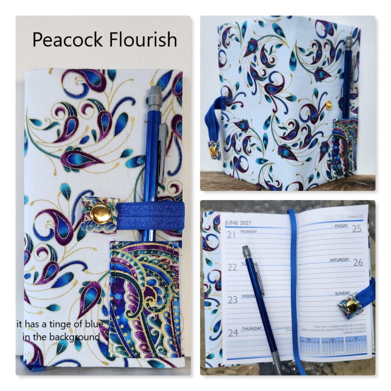 Op de afbeelding: Een stoffen plannerhoes met de titel Peacock Flourish, voorzien van een witte achtergrond met blauwe, paarse en gouden paisley-patronen. Het bevat een blauwe elastische band met een gouden drukknoop, een pennenhouder en een open planner met lijntjes.
