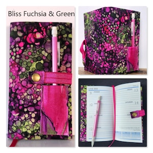 Op de afbeelding: Een stoffen omslag voor een planner met een fuchsia en groen cirkelpatroon en de tekst Bliss Fuchsia & Green. Het bevat een roze pen, een bijpassende stoffen penhouder en een drukknoopsluiting. De binnenkant toont een weekplanner voor juni 2025.