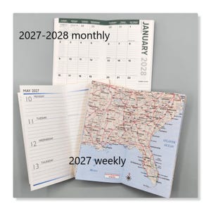 Op de afbeelding: Een maandplanner voor 2027-2028 en een weekplanner voor 2027. De maandplanner toont een rooster voor januari 2028. De weekplanner is opengeklapt op een pagina met een kaart van de zuidoostelijke Verenigde Staten en een pagina voor mei 2027.