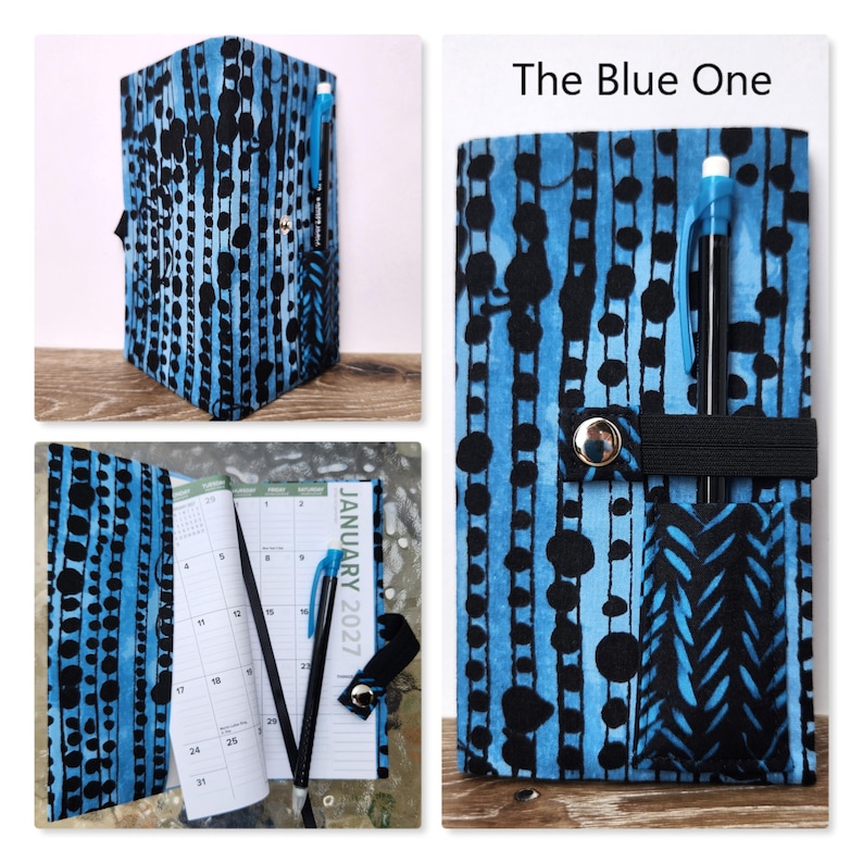 Op de afbeelding: Een stoffen plannerhoes met een abstract stippen- en strepenpatroon in blauw en zwart. De hoes bevat een zwarte elastische band met een zilveren metalen drukknoop en een klein vakje met een zwarte pen. De tekst The Blue One is zichtbaar.