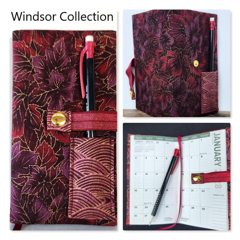 Op de afbeelding: Een stoffen plannerhoes uit de Windsor Collection met een donkerrood en paars bladpatroon met gouden omlijningen. Het bevat een bijpassend zakje met een golfpatroon, een gouden drukknoopsluiting en een zwarte pen in de zijlus.