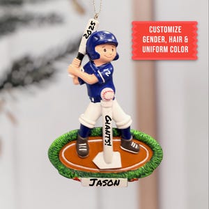 Könnte beinhalten: Ein Baseball-Ornament mit einem Baseballspieler in blauer Uniform, der einen Schläger mit der Aufschrift "2025" hält. Das Ornament hat eine Baseballfeld-Basis mit dem Namen "JASON" und dem Wort "GIANTS!" darauf. Der Text "GESCHLECHT, HAAR & UNIFORM-FARBE ANPASSEN" ist ebenfalls sichtbar.