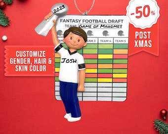 Puede incluir: Un adorno navideño personalizado con un niño de dibujos animados sosteniendo un trofeo. El adorno está decorado con un tablero de draft de fútbol de fantasía y el texto "GAME OF MAHOMES". El adorno es personalizable con diferentes opciones de género, cabello y color de piel. El texto "2023" está escrito en el trofeo. El texto "CUSTOMIZE GENDER, HAIR & SKIN COLOR" está escrito en una cinta roja. El texto "POST XMAS" está escrito en una cinta roja. El texto "-50%" está escrito en un círculo blanco con borde rojo.