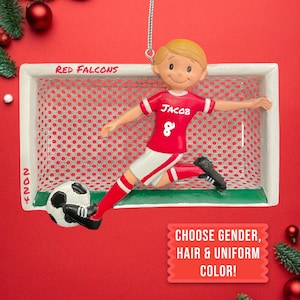 Puede incluir: Un adorno navideño personalizado con un jugador de fútbol marcando un gol. El adorno es rojo, blanco y verde e incluye el texto "RED FALCONS" y "2024".