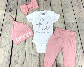 Hi I’m New Here Baby Girl Coming Home Outfit | Personalized Baby Girl Outfit | Newborn Baby Girl Gift | Baby Girl Outfit with Name