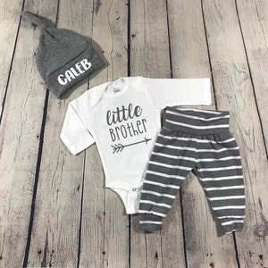 Outfit kleine broer babyjongen/aangepaste outfit babynaam monogram/gepersonaliseerde babynaam onesie®/cadeau voor babyjongen/gepersonaliseerd cadeau