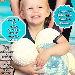 Puede incluir: Un niño pequeño sostiene una gran tortuga de mar de crochet. La tortuga es blanca y azul. La imagen incluye texto que dice "My Jumbo Sea Turtles Are 2 sizes Smaller than My Giant 21 pages long (This is one if my Best selling patterns but it Will not produce Sea Turtles The size of my Giant ones). XI Jumbo Sebastian Crochet Pattern"
