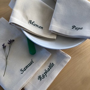 Pack de 6 serviettes de table brodées personnalisées écriture à l'anglaise ecrue