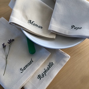 Pack de 6 serviettes de table brodées personnalisées écriture à l'anglaise ecrue