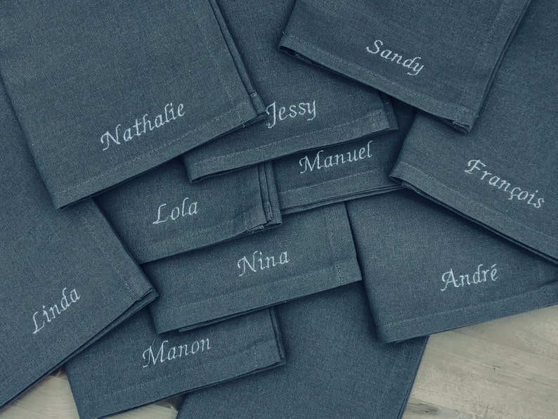 Serviette de table brodée personnalisée typo liée écru Gris Anthracite