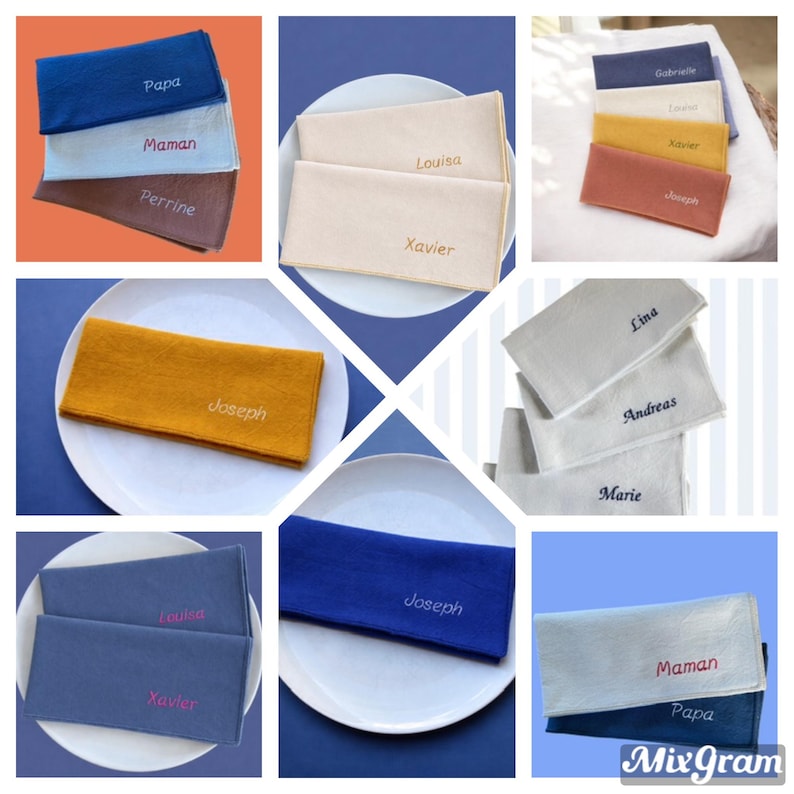 Op de afbeelding: Een collage van gepersonaliseerde stoffen servetten in verschillende kleuren, waaronder blauw, beige en mosterdgeel. Elke servet is geborduurd met een naam of woord in een contrasterende kleur. De servetten zijn gerangschikt op borden.