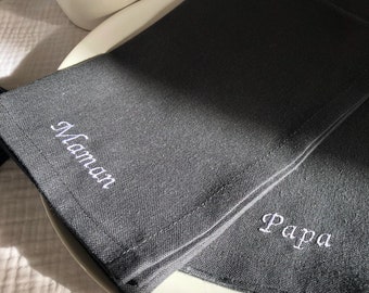 Serviette de table brodée personnalisée typo liée