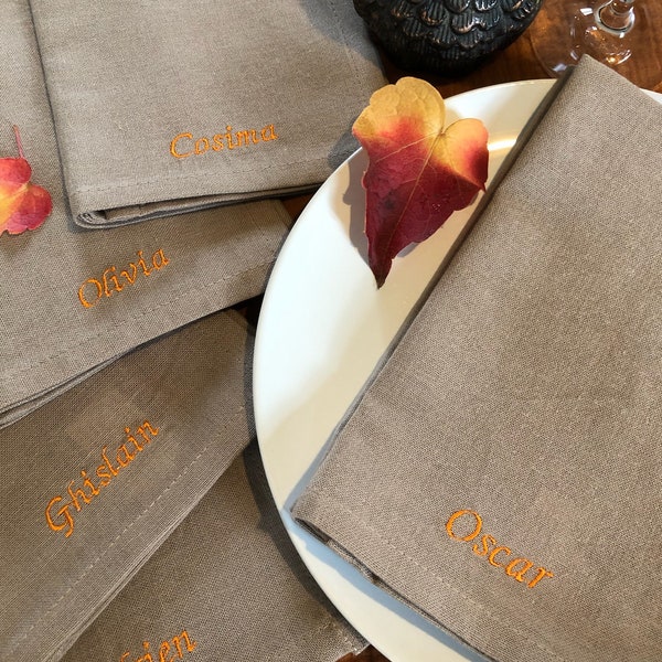 Serviette de table brodée personnalisée typo liée gris ANTHRACITE