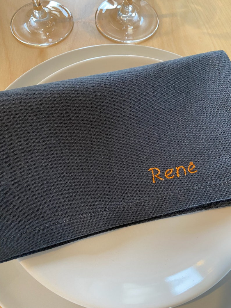 Serviette de table brodée personnalisée image 3