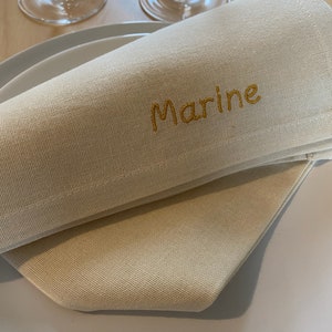 Serviette de table brodée personnalisée foncée Écru