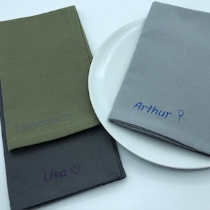 Serviette de table brodée personnalisée motif gris image 1