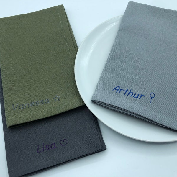 Serviette de table brodée personnalisée motif gris