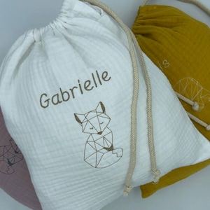 Pochon en triple gaze de coton brodé personnalisé Prénom et Motif 28X25 CM