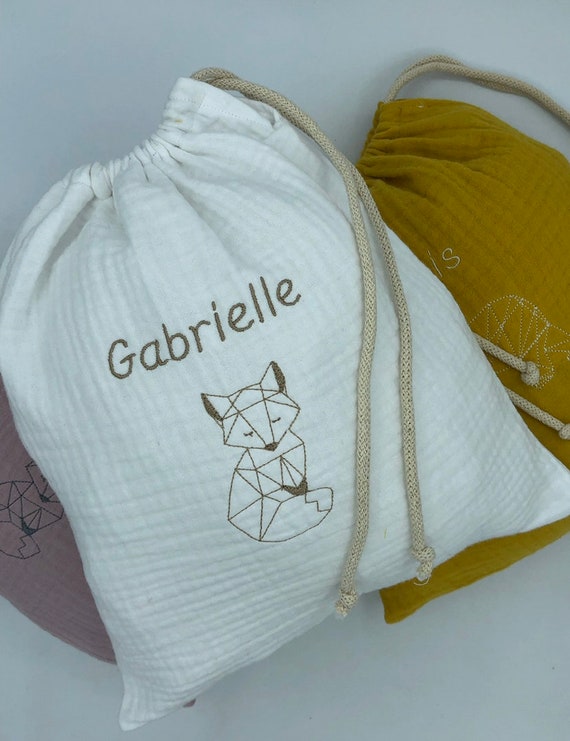 Pochon en triple gaze de coton brodé personnalisé Prénom et Motif 28X25 CM
