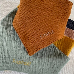 Personalisiertes besticktes Bandana-Lätzchen aus blauer Baumwollgaze