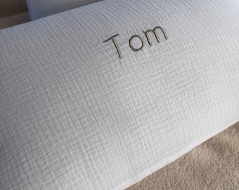 May include: Two white cotton pillowcases with the names "Léo" and "Tom" embroidered in brown thread.