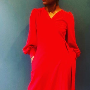 Ossie Wickelkleid mit Taschen aus Rotem Crepe