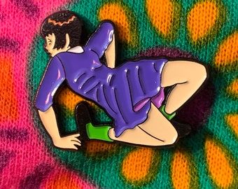 Cuerpo Horror Midori 1.25" pin de esmalte