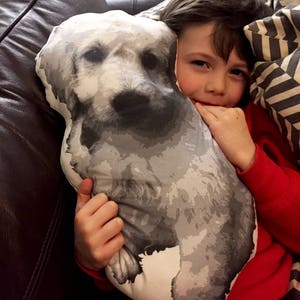 以下が含まれることがあります： 子供が犬の白黒写真が印刷されたカスタム枕を抱きしめている