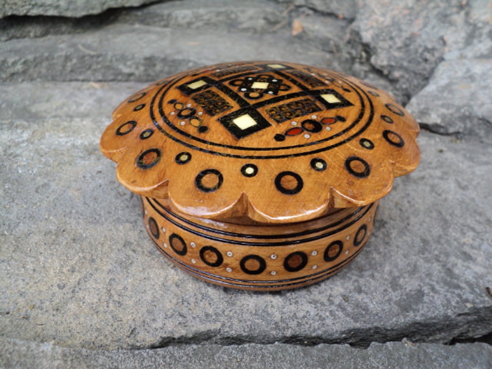 Ukrainian wooden box. jewelry box. inlay. Round Box. Folk art. Etsy
