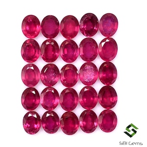 Peut inclure: Vingt-quatre pierres précieuses de rubis de forme ovale, disposées en quatre rangées de six, sur un fond blanc.